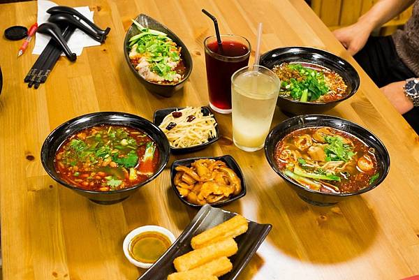 蜀來飽川味麵『重慶小麵、酸辣粉迷 必吃』、『口水雞』、『紅油