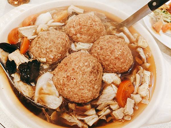 【台北中正美食】魚頭及獅子頭雙砂鍋的宴會桌菜-美味小館