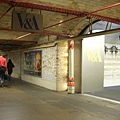 V &amp; A 在地鐵站的入口