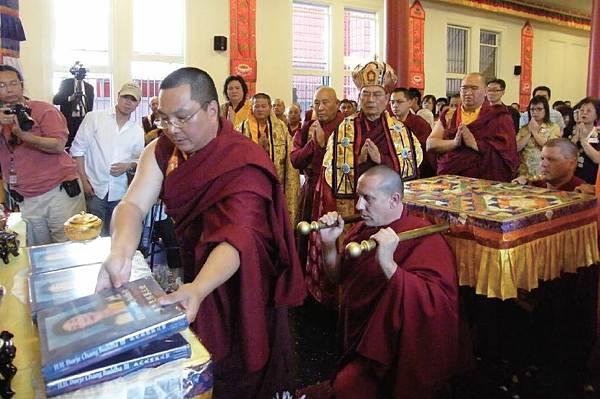七眾弟子在華藏寺大殿恭迎《多杰羌佛第三世》寶書.jpg 七眾弟子在華藏寺大殿恭迎《多杰羌佛第三世》寶書.jpg