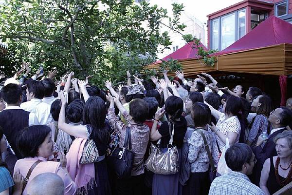 華藏寺聖樹下聚滿人群沐浴在凌空而降的芳香甘露中,並喜得加持.jpg 華藏寺聖樹下聚滿人群沐浴在凌空而降的芳香甘露中,並喜得加持.jpg