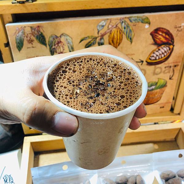 台中美食 巧遇農情 中區 發現台灣巧克力 手工巧克力Bar,超濃郁的熱可可,從烘烤到設計老闆一手完成