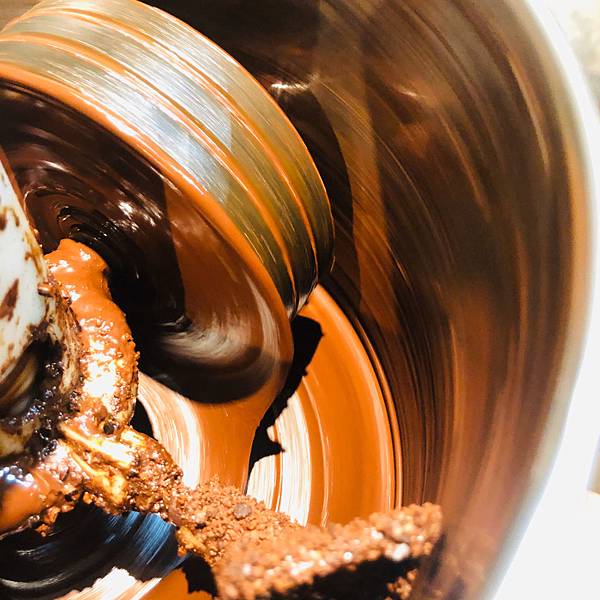 台中美食 巧遇農情 中區 發現台灣巧克力 手工巧克力Bar,超濃郁的熱可可,從烘烤到設計老闆一手完成