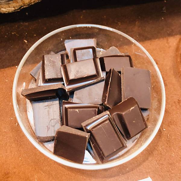 台中美食 巧遇農情 中區 發現台灣巧克力 手工巧克力Bar,超濃郁的熱可可,從烘烤到設計老闆一手完成