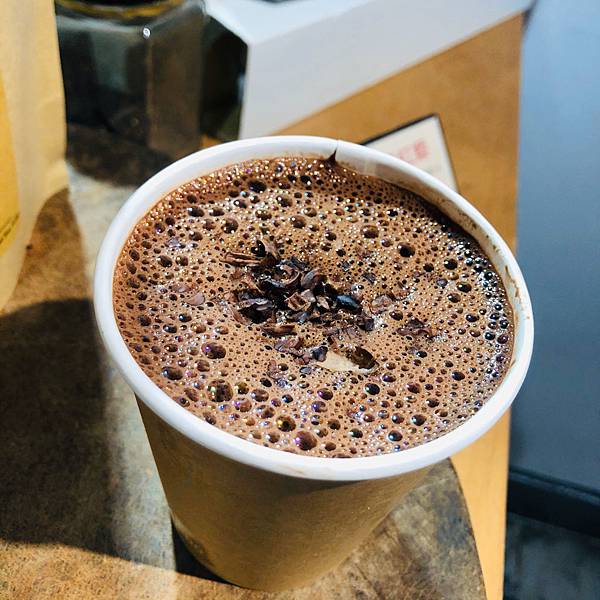 台中美食 巧遇農情 中區 發現台灣巧克力 手工巧克力Bar,超濃郁的熱可可,從烘烤到設計老闆一手完成