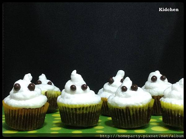 Ghost Family Cupcake.jpg