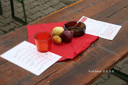 Onion Table.jpg Onion Table.jpg