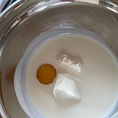 攪打鮮奶油和酸奶油和蛋黃