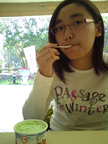 我家老妹吃著冰.JPG