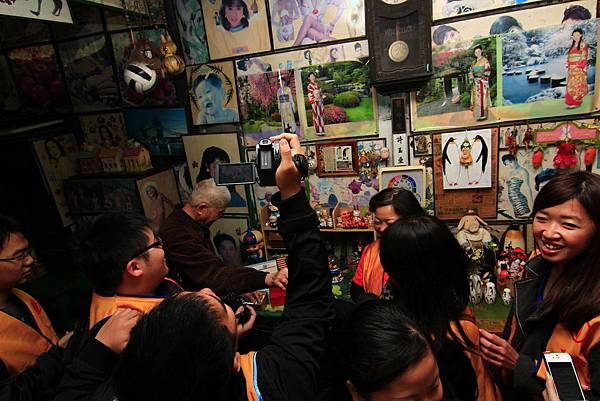 Mr. Penguin shows his collection to them and introduce really detailly