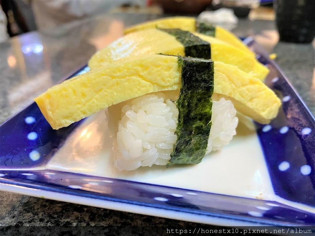 不要再說萬隆只有火鍋了！捷運萬隆平價日式美食｜松竹屋平價日式食堂，巨無霸玉子燒，一口一顆超滿足！用餐時間人超多，得等等等等...