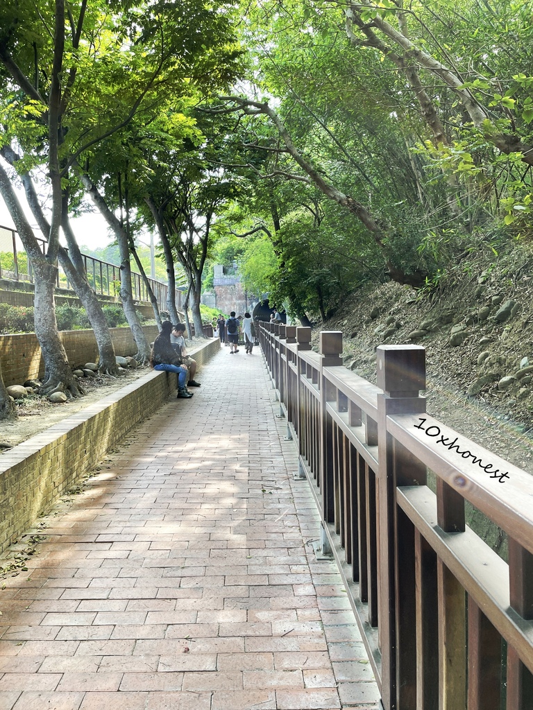 苗栗夏日必去免門票景點：功維敘隧道｜日頭赤炎炎也不甘我的事，七彩隧道好看又好涼！還有綠色隧道等你來踏青！