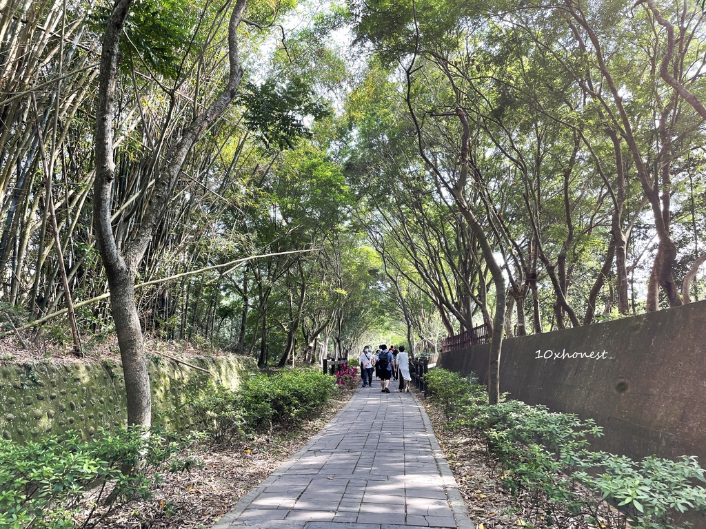 苗栗夏日必去免門票景點：功維敘隧道｜日頭赤炎炎也不甘我的事，七彩隧道好看又好涼！還有綠色隧道等你來踏青！