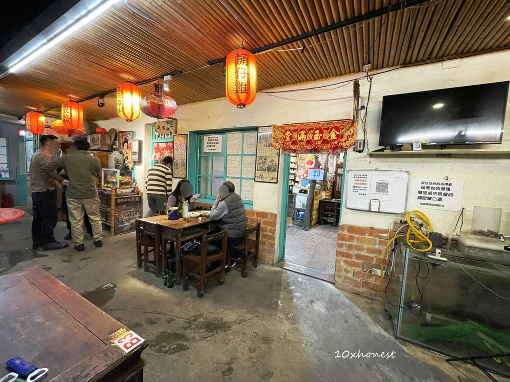 【長輩/長官最愛】想吃桶仔雞不用跑山野！捷運景美/萬隆站台菜合菜懷舊餐廳土角厝推薦！麻辣水煮牛必點，別忘了預定桶仔雞~｜台北懷舊餐廳推薦