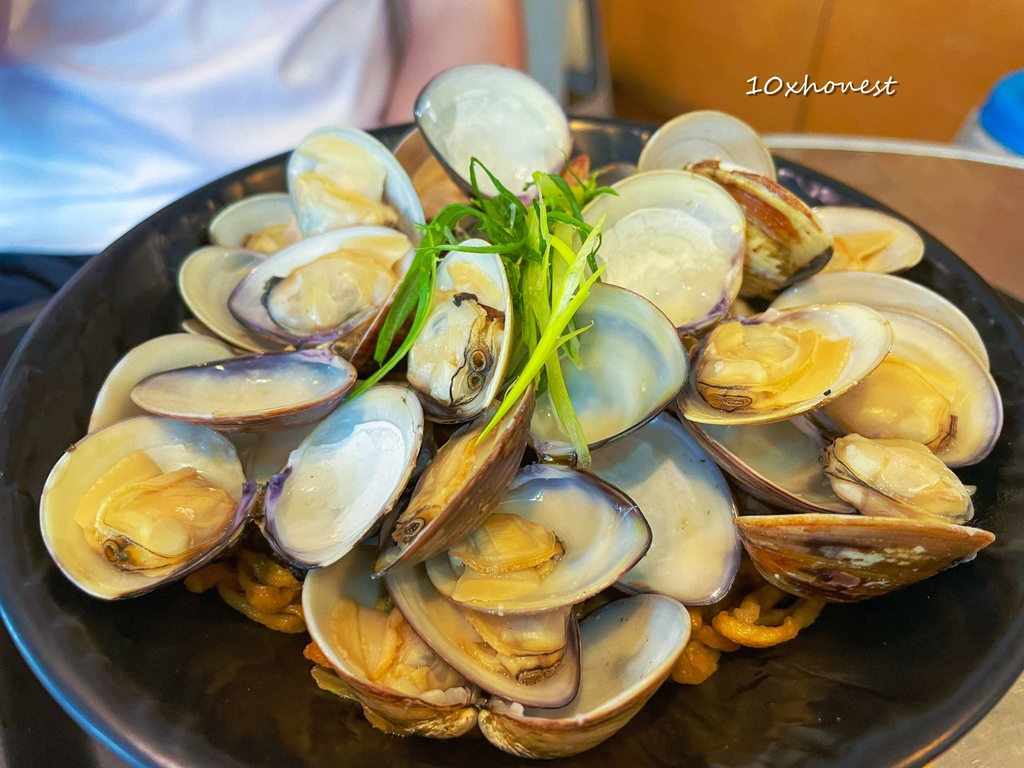 被飲料店耽誤的海鮮餐廳！台南浮誇系美食金三益，滿滿蝦仁、蛤蜊，真的不怕你吃，就怕你吃不下！