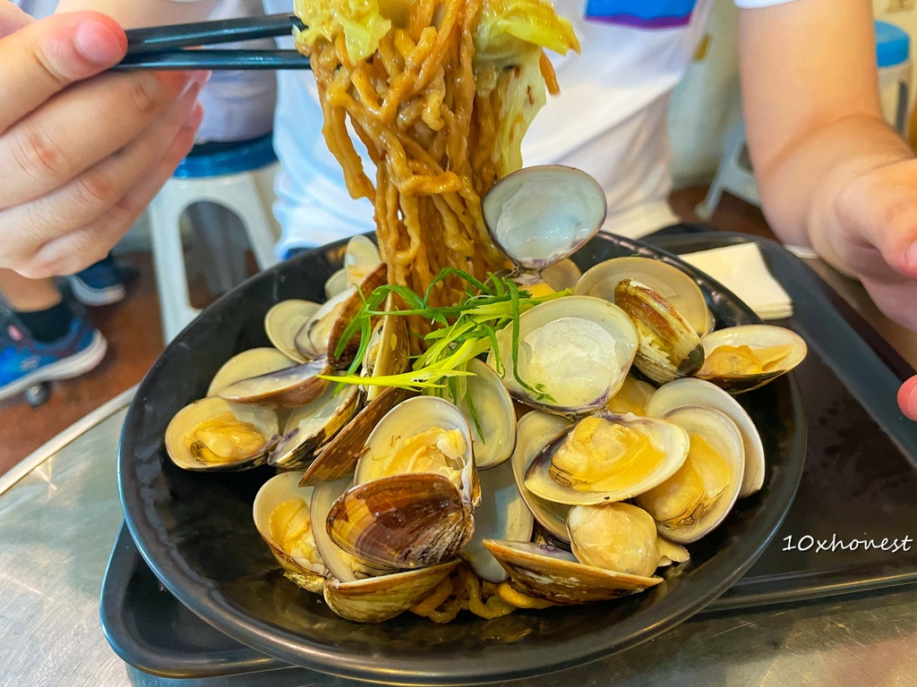 被飲料店耽誤的海鮮餐廳！台南浮誇系美食金三益，滿滿蝦仁、蛤蜊，真的不怕你吃，就怕你吃不下！