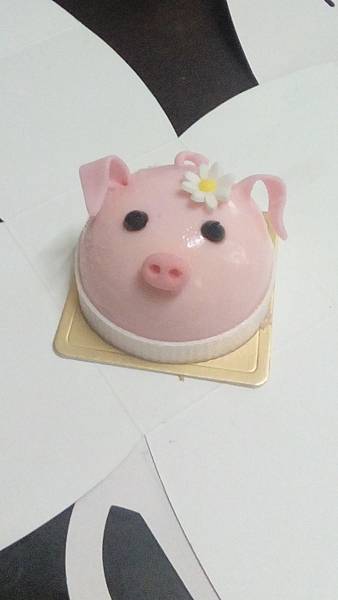 是姑姑買的小豬蛋糕