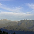 藍天白雲和綠山