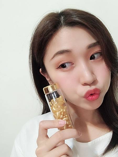 BC百匡,靚顏抗皺淡紋賦活油(百匡賦活膠囊),百匡賦活膠囊,
白龍膽花精萃可亮白撫平細紋與修護受傷肌膚,並高度保濕鎖水,延緩肌膚老化,一顆多種用途,強效版晚安面膜
,百匡賦活膠囊,百匡膠囊
