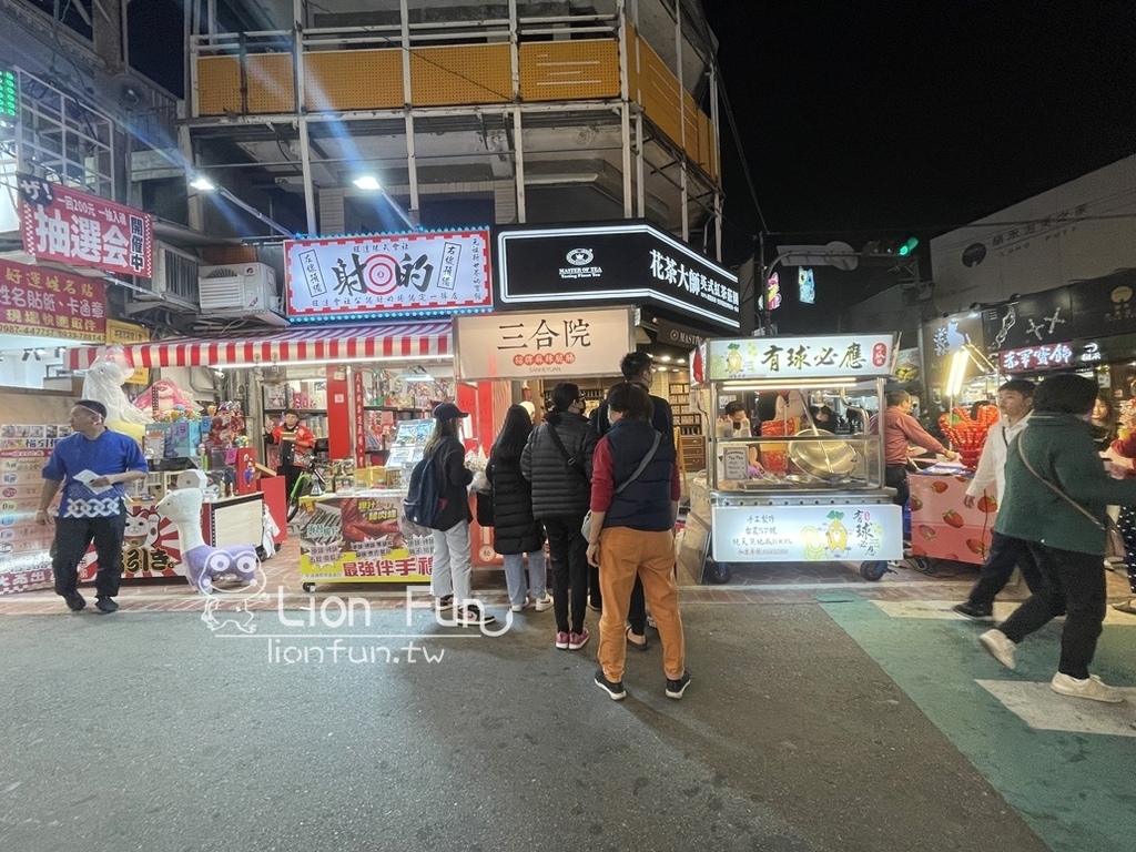 台中夜市必吃美食｜三合院辣脆腸。台中好吃滷味辣脆腸｜超級便宜