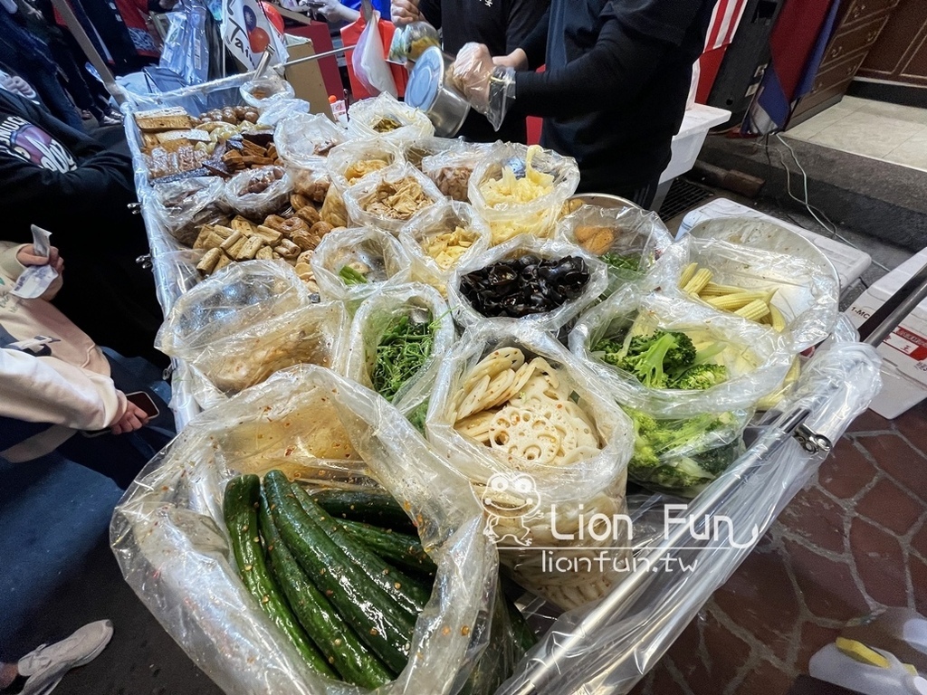 台中夜市必吃美食｜三合院辣脆腸。台中好吃滷味辣脆腸｜超級便宜