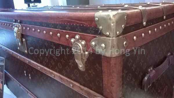 1930年 Louis Vuitton 古董行李箱， 經過歐洲專屬的藝術工匠修復后， 展現歷史早期的藝術精華。