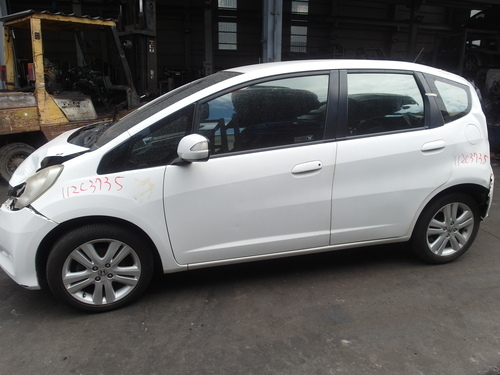 2011 Honda 本田 FIT 白色 1.5 5D