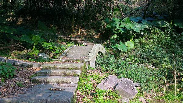 觀音山石石板構成的步道，越過一座小拱橋