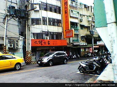 過馬路後直走進康是美旁邊 過馬路後直走進康是美旁邊