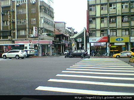 捷運站就在對面 捷運站就在對面