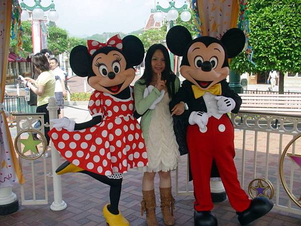 跟Mickey還有Minnie照相