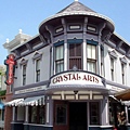美國小鎮大街的水晶藝術廊
