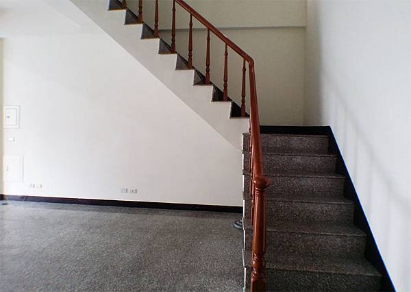 一樓樓梯.jpg