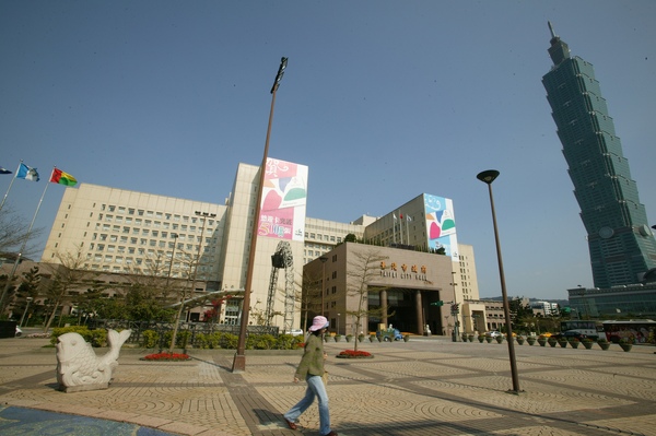 940404_059_市府101_王能佑攝影_市府旁.JPG