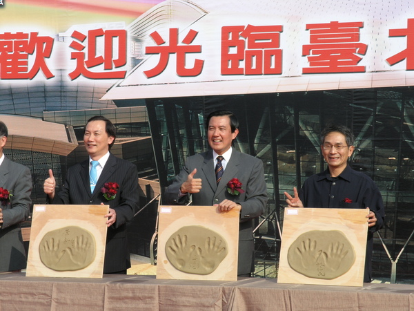 941201_01_097_台北小巨蛋開幕_王能佑攝_南京東敦化北路口.JPG