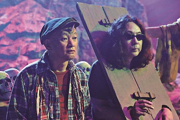 003【地獄哪有那麼HIGH】劇照_全片集結一流音樂人參與客串演出,左為「憂歌團」木村充揮,右為野村義男.jpg 003【地獄哪有那麼HIGH】劇照_全片集結一流音樂人參與客串演出,左為「憂歌團」木村充揮,右為野村義男.jpg
