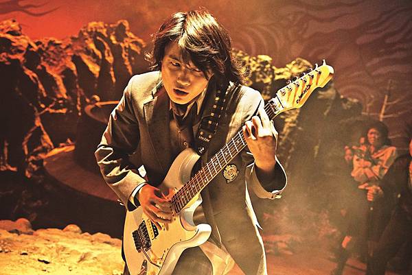 001【地獄哪有那麼HIGH】劇照_神木隆之介為了接演本片,花費五個月時間苦練吉他推弦技巧.jpg 001【地獄哪有那麼HIGH】劇照_神木隆之介為了接演本片,花費五個月時間苦練吉他推弦技巧.jpg