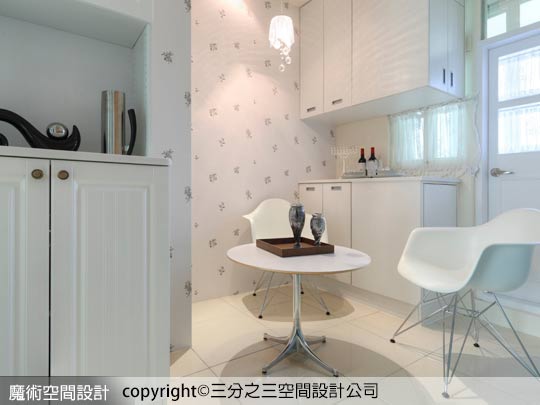 09三分之三黃郁隆設計師把餐廳改變為北歐的極簡風格。