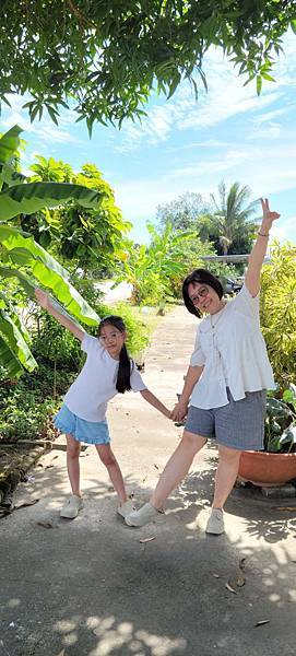 【PONY洞洞鞋評價】夏天親子旅行穿搭首選！珍奶款洞洞鞋穿出