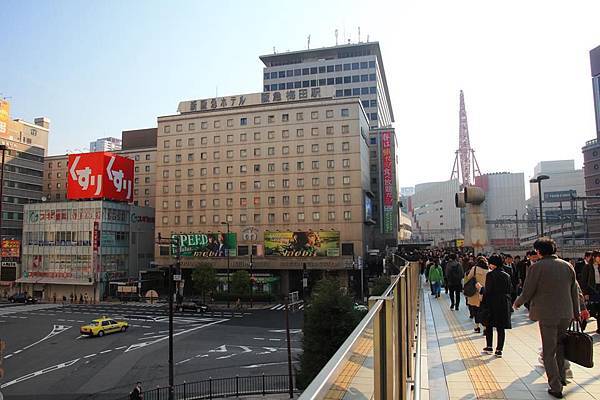 連接JR和阪急的天橋, 人來人往