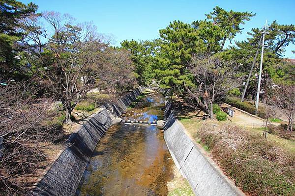 是一座橫跨河川的車站