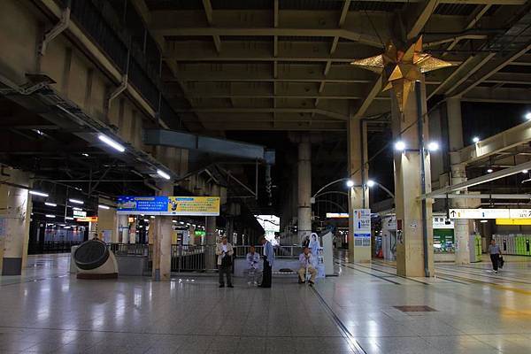 原來地面就有這樣的終端式月台