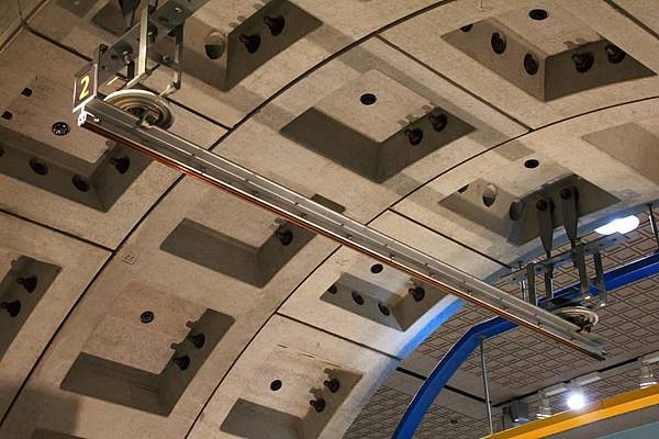 架空電車線是硬的