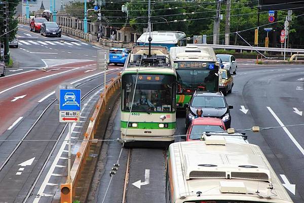 被前面公車卡住一起塞車的都電