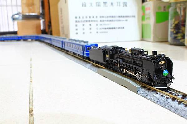 拉著12系客車試運轉