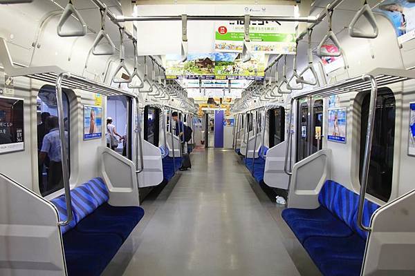 先頭車是配備一字長條座椅