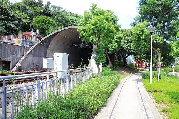 隧道旁原本是舊鐵道