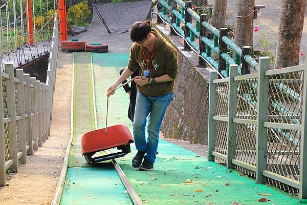 滑完之後要自行拉上來歸位