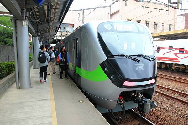 終於要搭乘EMU900了