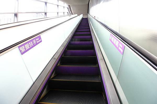 發出紫色光芒的電扶梯